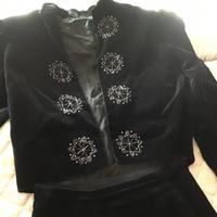 Tailleur in vellut nero fatto a mano con ricami