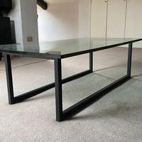 tavolino con piano in cristallo