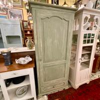 Dispensa armadietto appena restaurato