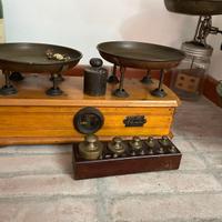 bilancia antica con pesi