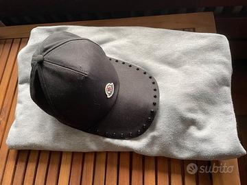 Cappellino con borchie Moncler