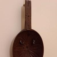 Cucchiaio antico in legno intagliato