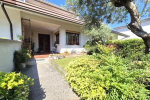 VILLA A SCHIERA A STRA