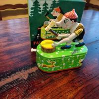 Salvadanaio vintage in latta, taglialegn