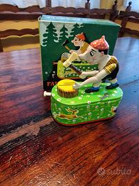 Salvadanaio vintage in latta, taglialegn