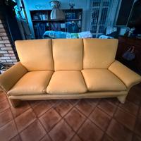 Divano tre posti in ecopelle colore giallo-ocra