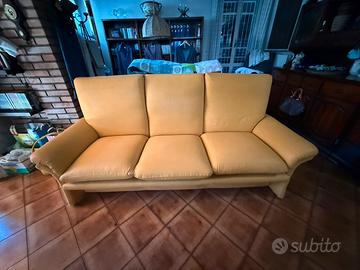 Divano tre posti in ecopelle colore giallo-ocra