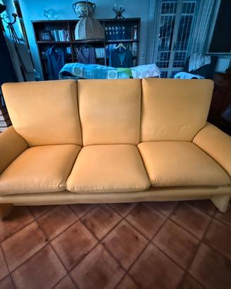 Divano tre posti in ecopelle colore giallo-ocra