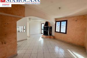 Casa di 150 mq con cortile e due posti auto