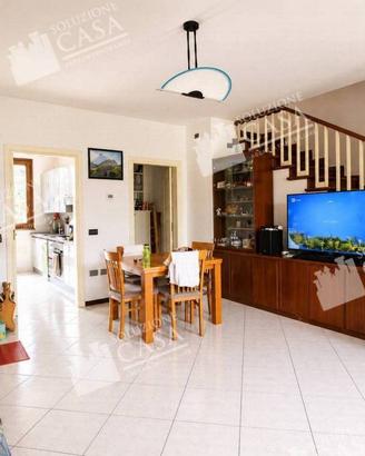 Villa di 126 m² con 5 locali e box auto a Calderar