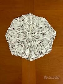 Centrino all’uncinetto eseguito a mano
