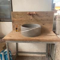 Lavabo in pietra grigia.