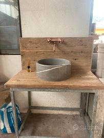 Lavabo in pietra grigia.