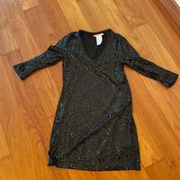 Abito nero elegante con paillettes nere lucide
