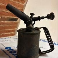 Antico bruciatore a petrolio o lampada svedese.