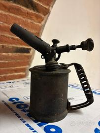 Antico bruciatore a petrolio o lampada svedese.