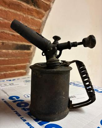 Antico bruciatore a petrolio o lampada svedese.