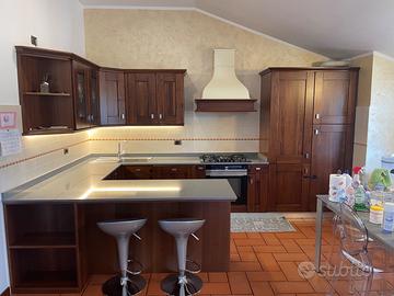 Cucina con elettrodomestici