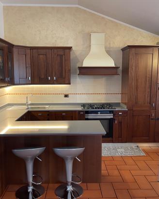 Cucina con elettrodomestici