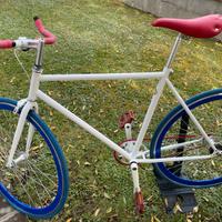 Bicicletta scatto fisso e libero