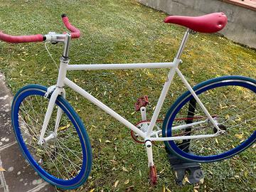 Bicicletta scatto fisso e libero