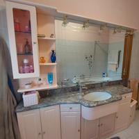 Mobile bagno con piano in marmo e specchio 