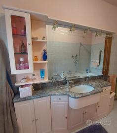 Mobile bagno con piano in marmo e specchio 