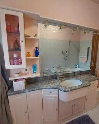 Mobile bagno con piano in marmo e specchio 