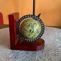 Piccolo Ferma libri e Mappamondo antico