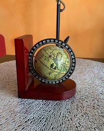 Piccolo Ferma libri e Mappamondo antico