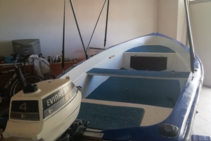 Barca con motore e carrello artigianale