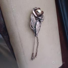 Elegante spilla in bronzo vintage