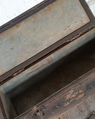 cassetta antica in legno e metallo 