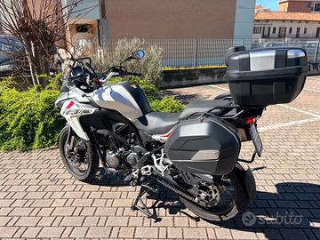 Banelli TRK 502 con set valigie GIVI