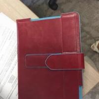 Porta iPad piquadro rosso e celeste in pelle