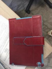 Porta iPad piquadro rosso e celeste in pelle