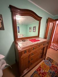 Cassettiera in legno massello con specchio vintage