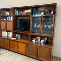 sala con tavolo e sedie 