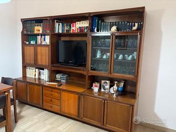 sala con tavolo e sedie 