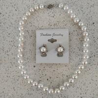 Parure girocollo ed orecchini in perle sintetiche