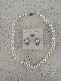 Parure girocollo ed orecchini in perle sintetiche