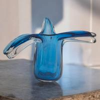 Vaso particolare in vetro blu e trasparente