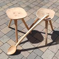 Sgabelli e cucchiaio fatti a mano