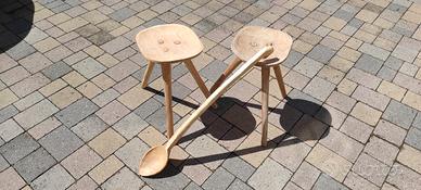 Sgabelli e cucchiaio fatti a mano