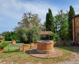 Antico Casale con 16 ha Buonconvento Siena