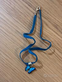 Collana jeans con farfalla blu
