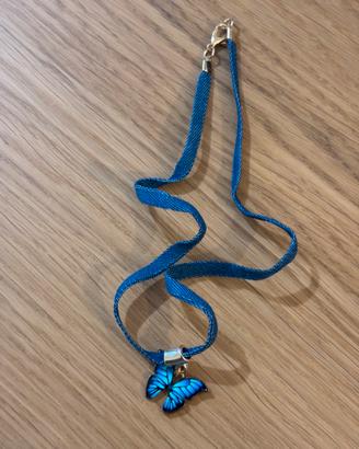 Collana jeans con farfalla blu
