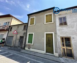 schiera centrale in centro al paese