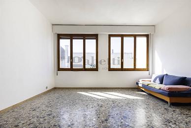 Pentavano luminoso con ampia veranda