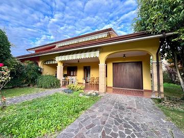 SPAZIOSA VILLA BIFAMILIARE: eleganza, indipende...